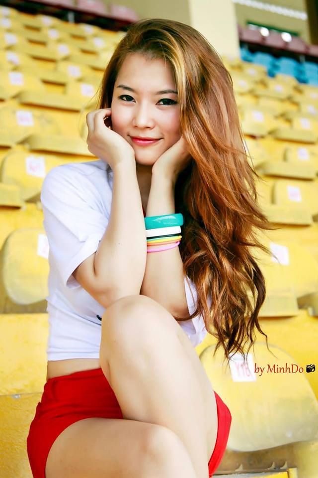 美女扒开双腿让男人捅